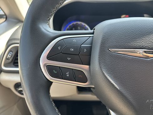 Used 2024 Chrysler Pacifica Touring-L FWD image 9
