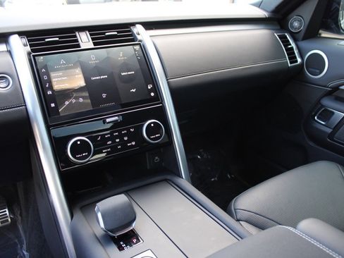 Certified 2025 Land Rover Discovery Dynamic SE image 20