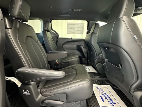 New 2025 Chrysler Pacifica Select w/ Fav Edition Package image 22
