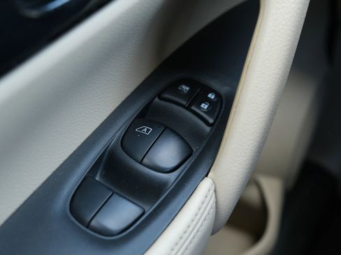 Used 2017 Nissan Rogue SL w/ SL Premium Package image 32