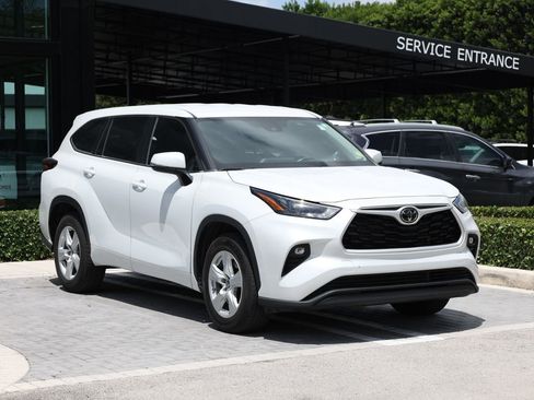 Used 2023 Toyota Highlander LE image 2