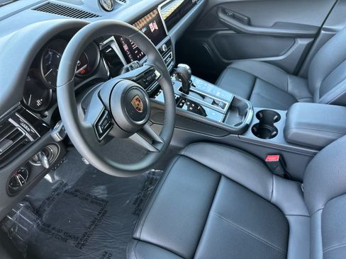Certified 2025 Porsche Macan AWD/4WD image 4