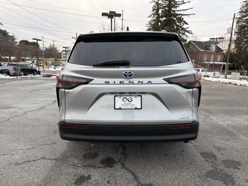 Used 2024 Toyota Sienna XLE image 7