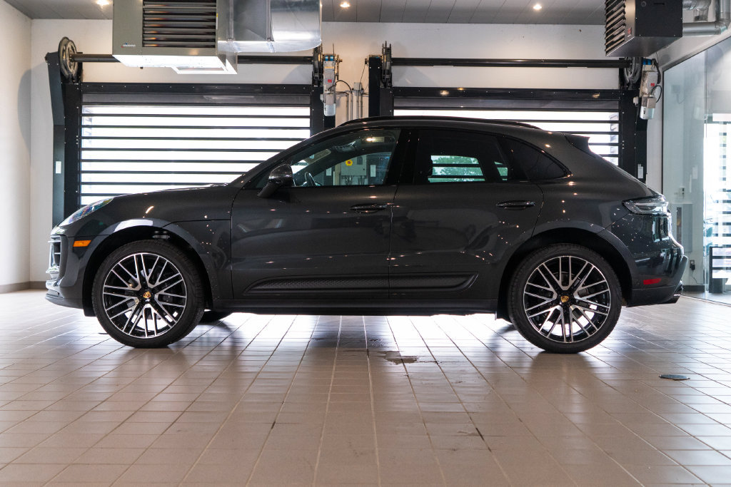 Certified 2026 Porsche Macan AWD/4WD image 2