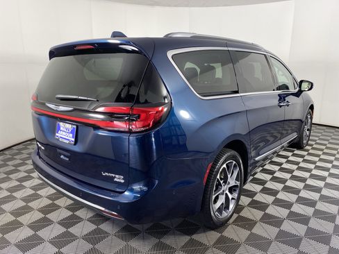 Used 2021 Chrysler Pacifica Limited w/ Uconnect Theater Family Group AWD/4WD image 9