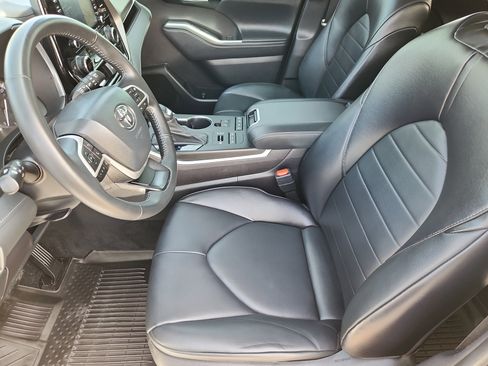 Used 2022 Toyota Highlander XLE image 7