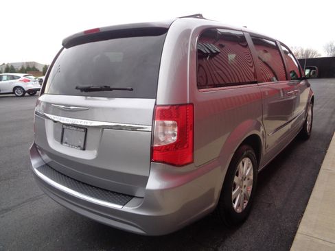 Used 2016 Chrysler Town & Country Touring image 5