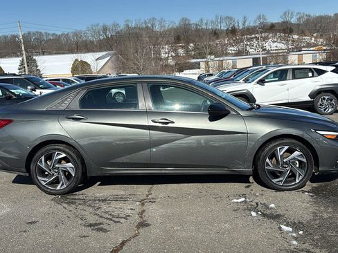 Used 2025 Hyundai Elantra SEL image 5