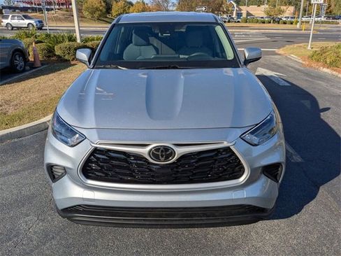 Used 2023 Toyota Highlander LE image 4