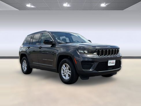 Used 2024 Jeep Grand Cherokee Laredo RWD image 7