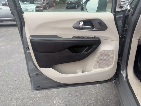 Used 2022 Chrysler Pacifica Touring-L image 14