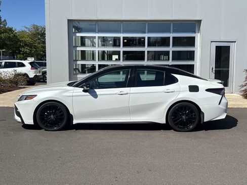 Used 2022 Toyota Camry XSE FWD image 2