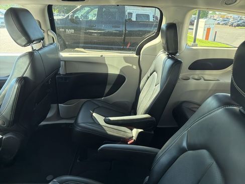 Used 2024 Chrysler Pacifica Touring-L FWD image 7