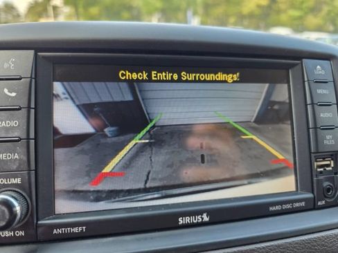 Used 2015 Chrysler Town & Country Touring FWD image 17