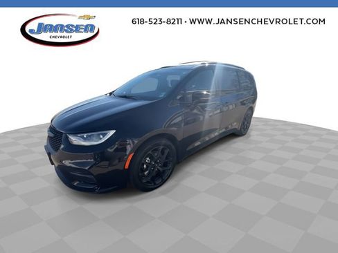Used 2025 Chrysler Pacifica Limited image 4
