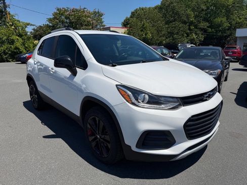 Used 2022 Chevrolet Trax LT w/ Redline Edition AWD/4WD image 3