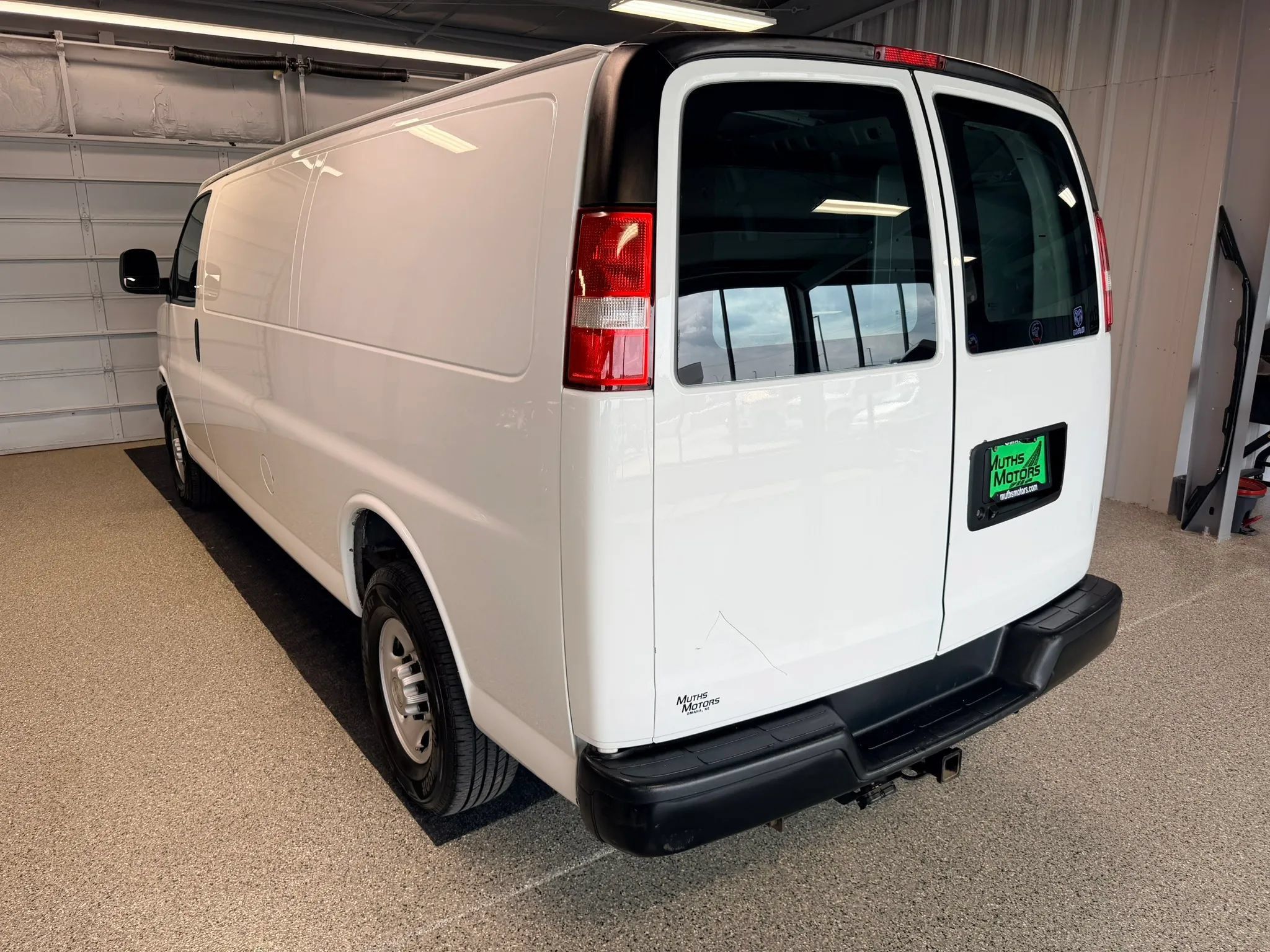 Used 2020 Chevrolet Express 3500 Extended w/ Driver Convenience Package RWD image 4