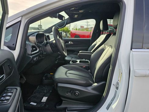 New 2026 Chrysler Pacifica Select image 18