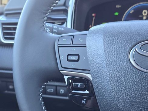 Used 2025 Toyota Camry SE image 34