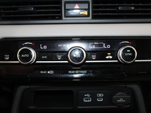 Used 2023 Honda Pilot LX image 43