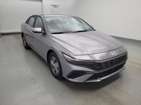 Used 2025 Hyundai Elantra SE FWD image 13