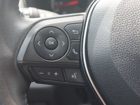 Used 2022 Toyota RAV4 XLE Premium FWD image 9