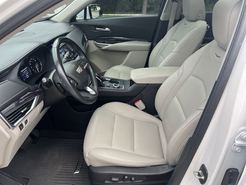 Used 2022 Cadillac XT4 Luxury w/ Cold Weather Package image 15