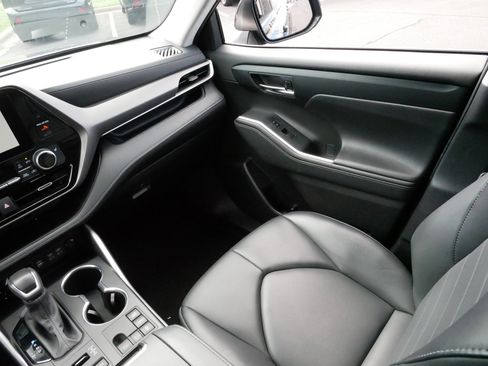 Certified 2024 Toyota Highlander XLE image 11