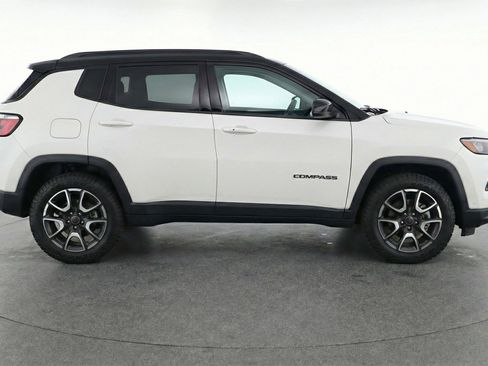 Used 2025 Jeep Compass Trailhawk AWD/4WD image 11