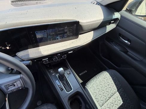 Used 2025 Nissan Kicks SV AWD/4WD image 19