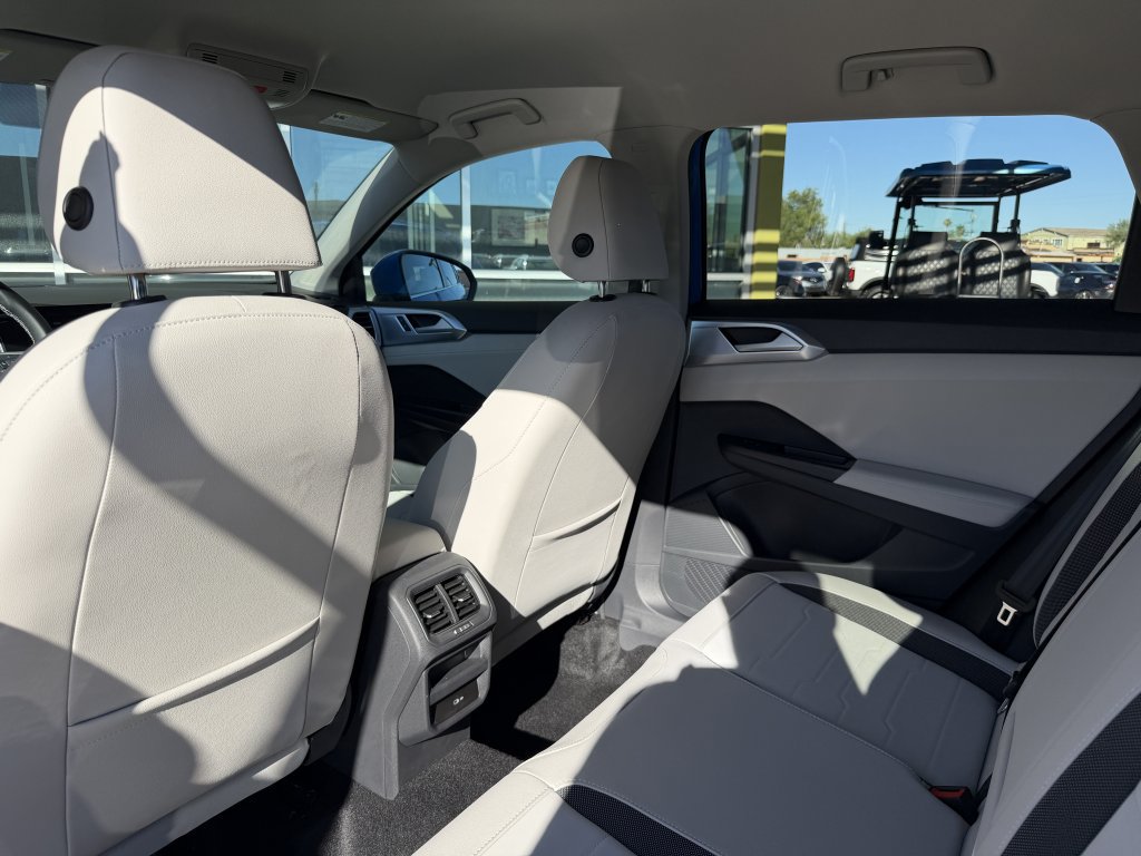 Used 2025 Volkswagen Taos SE AWD/4WD image 32