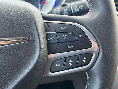 Used 2023 Chrysler Pacifica Touring-L image 18