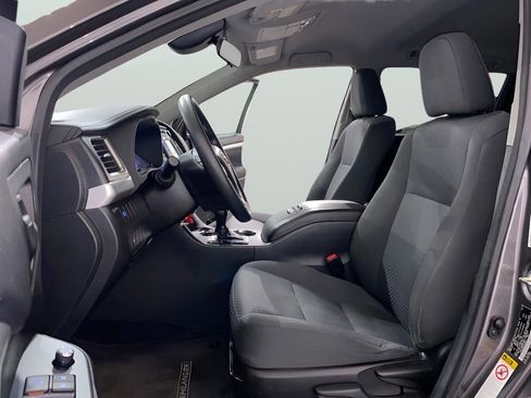 Used 2017 Toyota Highlander LE image 10