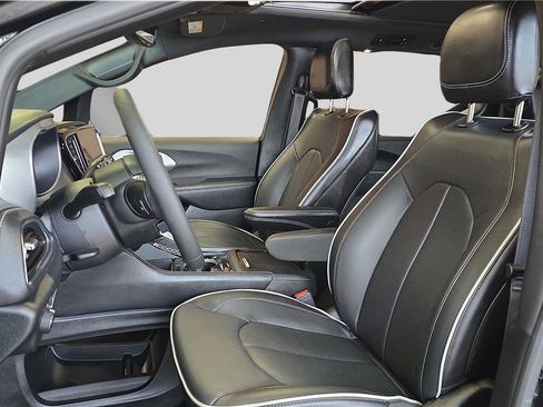 Used 2026 Chrysler Pacifica Limited image 11