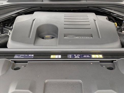 New 2025 Land Rover Range Rover SE image 19
