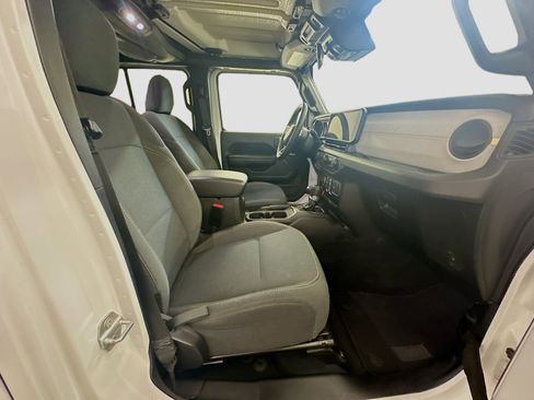 Used 2025 Jeep Wrangler Sport S image 31