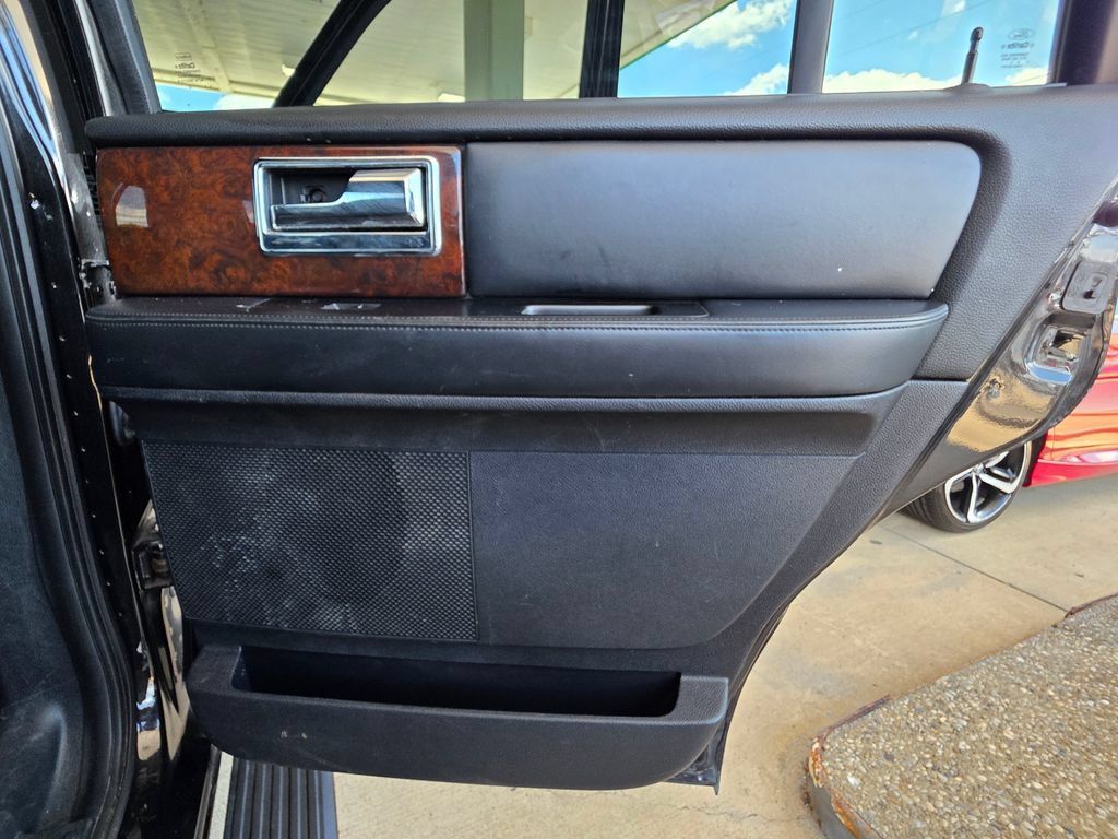 Used 2015 Lincoln Navigator 4WD image 29