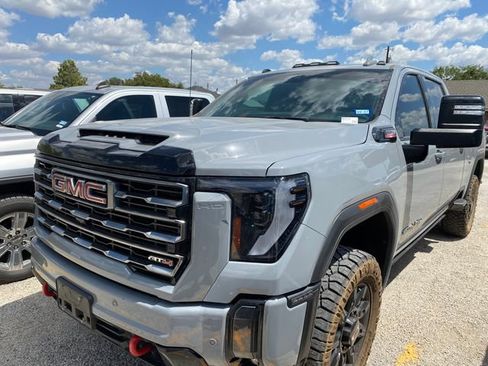 Used 2024 GMC Sierra 2500 AT4 w/ AT4 Preferred Package AWD/4WD image 2