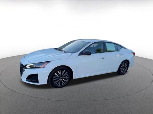 Used 2025 Nissan Altima 2.5 SV FWD image 8