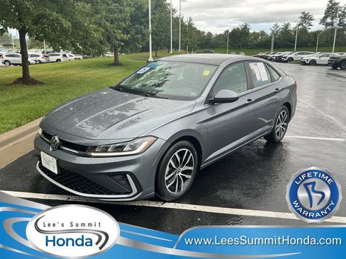 Used 2025 Volkswagen Jetta SE FWD image 1