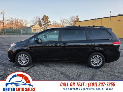 Used 2012 Toyota Sienna XLE image 2