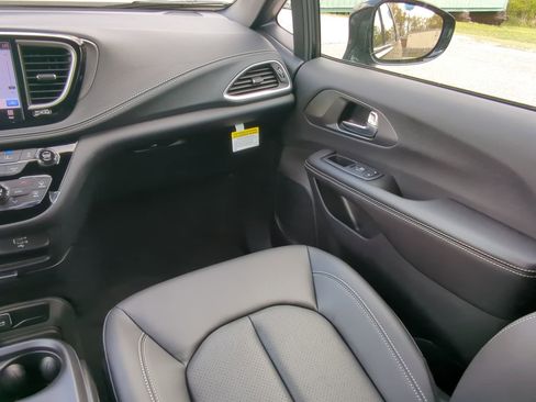 New 2026 Chrysler Pacifica Select image 15