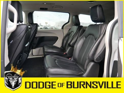 Used 2022 Chrysler Pacifica Touring-L w/ Uconnect Theater Family Group image 17
