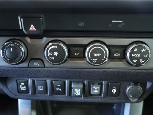 Used 2019 Toyota Tacoma TRD Off-Road w/ Technology Package image 30