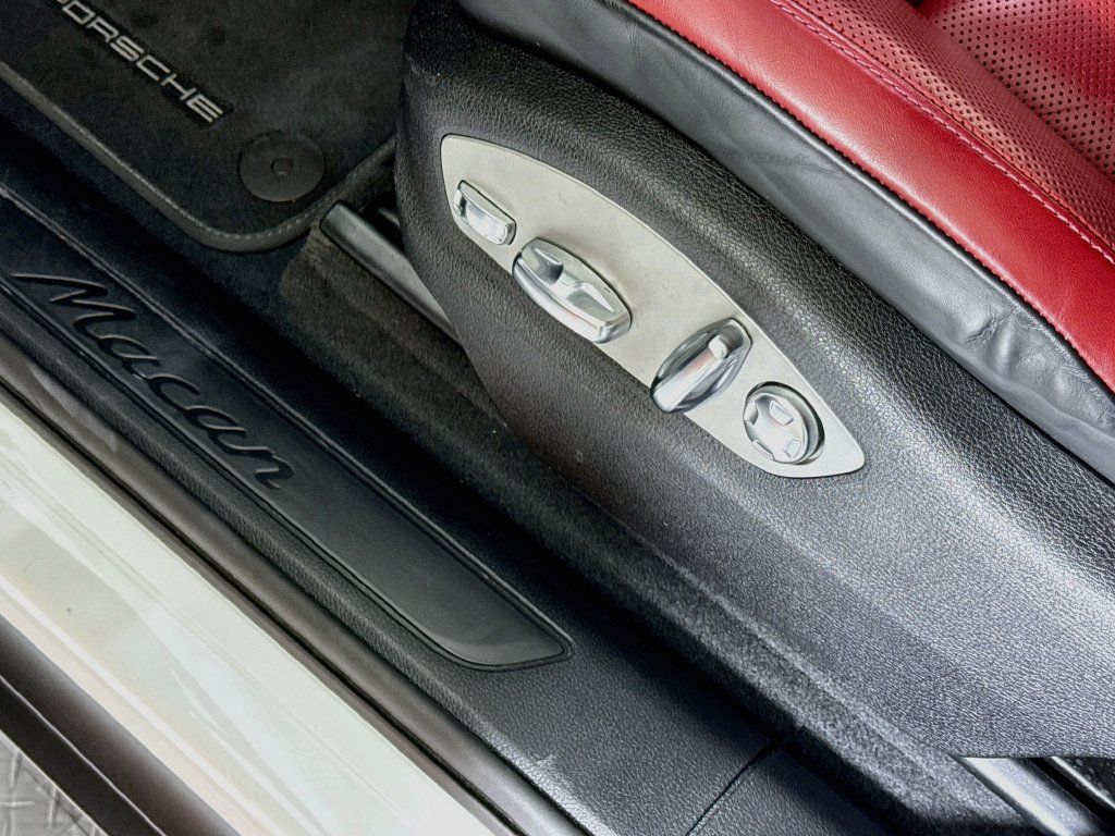 Certified 2025 Porsche Macan AWD/4WD image 22