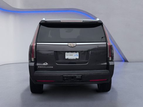 Used 2018 Cadillac Escalade Luxury image 4