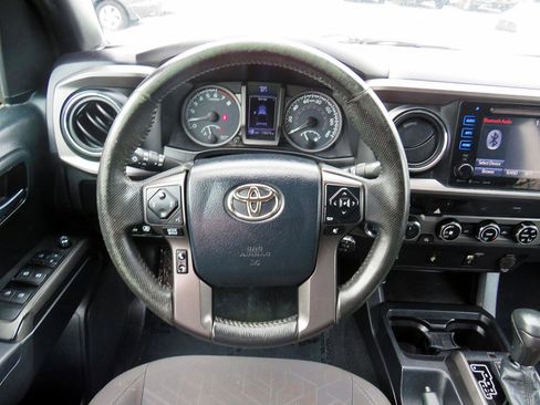 Used 2017 Toyota Tacoma TRD Off-Road image 24