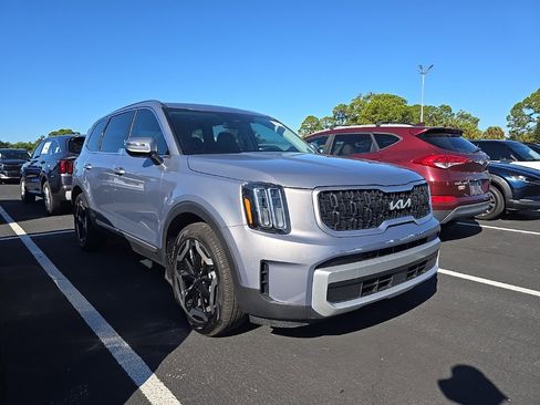Used 2024 Kia Telluride EX image 2