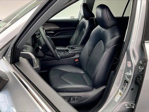 Used 2025 Toyota Grand Highlander AWD image 18