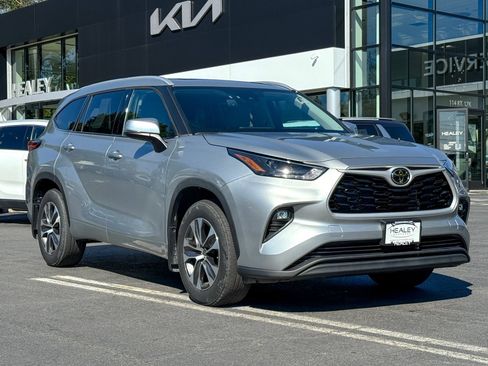 Used 2022 Toyota Highlander XLE image 1